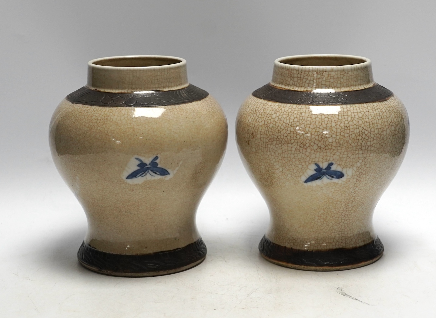 A pair of early 20th century Chinese blue and white crackle ware jars, 19cm